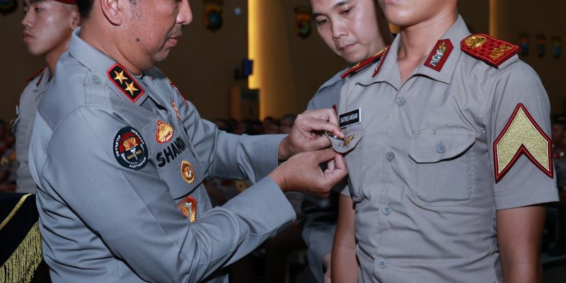 Kadivhumas Berikan Pin Brivet Kepada 10 Taruna Akpol Dengan Nilai Sertifikasi Kehumasan Terbaik