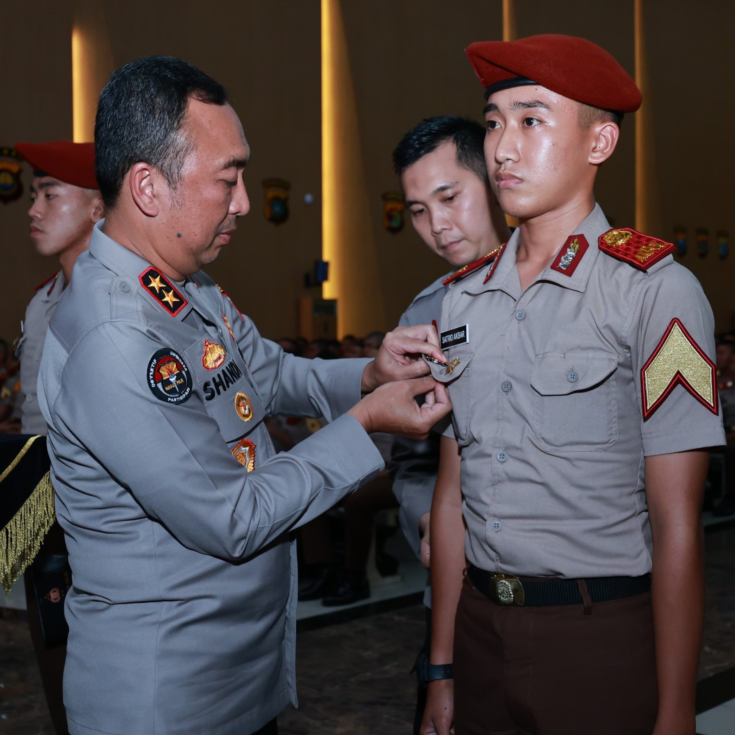 Kadivhumas Berikan Pin Brivet Kepada 10 Taruna Akpol Dengan Nilai Sertifikasi Kehumasan Terbaik