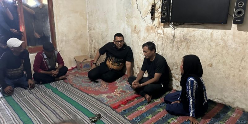 Sambangi Rumah Duka Korban Kecelakaan Laut, Pj Wali Kota Mojokerto Sampaikan Belasungkawa dan Berikan Santunan