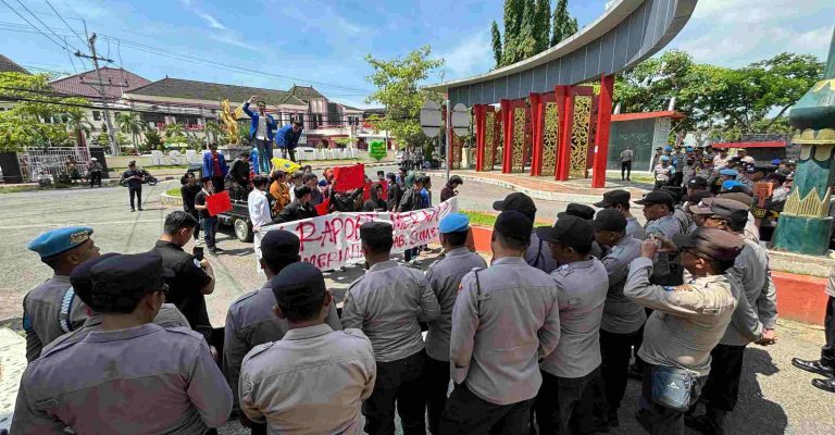 Polres Sumenep Laksanakan Pengamanan Aksi Unras depan Kantor Pemkab Sumenep
