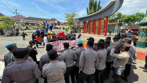 Polres Sumenep Laksanakan Pengamanan Aksi Unras depan Kantor Pemkab Sumenep
