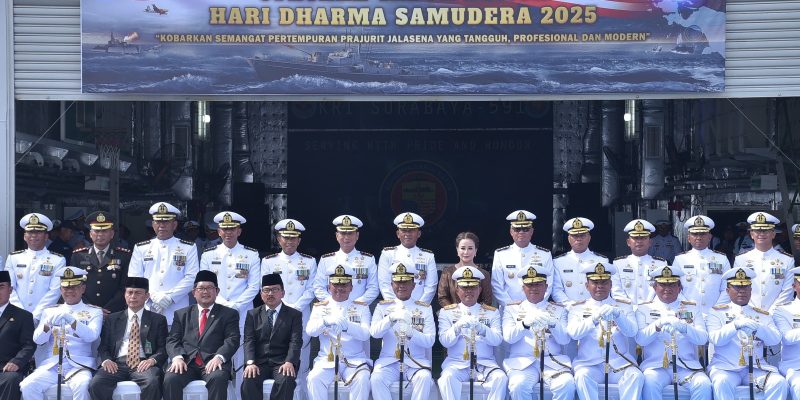 Peringati Hari Dharma Samudera 2025, Komandan Puspenerbal Tabur Bunga di Selat Madura