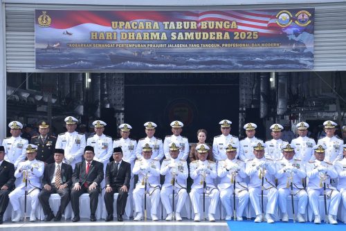 Peringati Hari Dharma Samudera 2025, Komandan Puspenerbal Tabur Bunga di Selat Madura