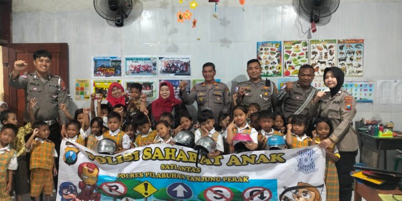 Polisi Sahabat Anak Satlantas Polres Pelabuhan Tanjung Perak Ajak Anak TK Lil Wathon Kenal Lalu Lintas Sejak Dini