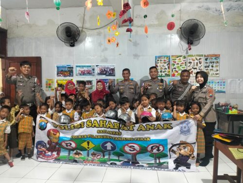 Polisi Sahabat Anak Satlantas Polres Pelabuhan Tanjung Perak Ajak Anak TK Lil Wathon Kenal Lalu Lintas Sejak Dini