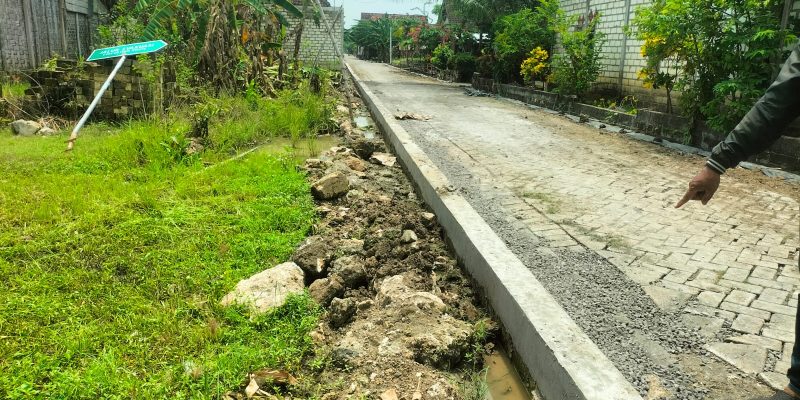 Diduga Bahan Material Bekas, Proyek Saluran Air Desa Centini Bersumber Dana BK Pemprov Jatim  Sebesar Rp 180 juta