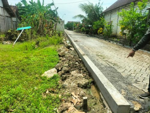 Diduga Bahan Material Bekas, Proyek Saluran Air Desa Centini Bersumber Dana BK Pemprov Jatim  Sebesar Rp 180 juta