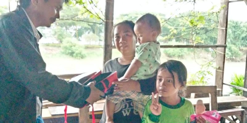 Aksi Sosial Bagikan Tas Sekolah untuk Anak Kurang Mampu