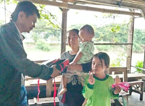 Aksi Sosial Bagikan Tas Sekolah untuk Anak Kurang Mampu