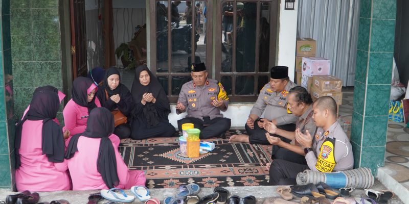Kapolres Pasuruan Takziah ke Rumah Duka Sopir Bus, Pastikan Korban Kecelakaan Tol Mendapat Perawatan Maksimal