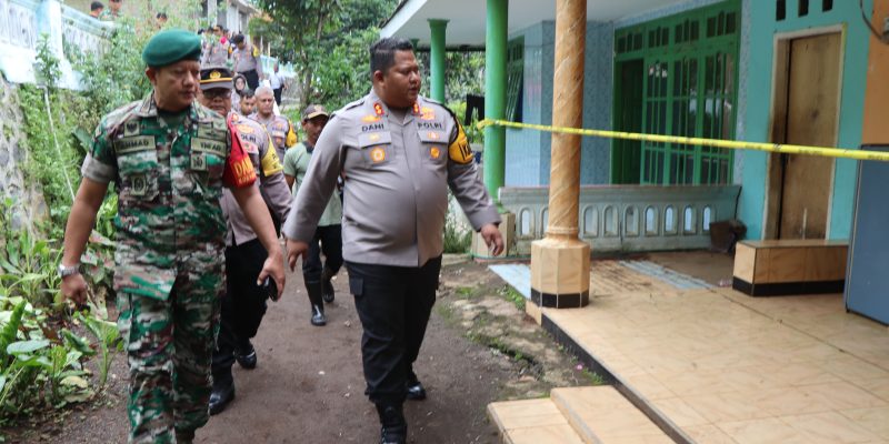Polres Pasuruan Salurkan Bantuan untuk Korban Pergeseran Tanah di Desa Cowek