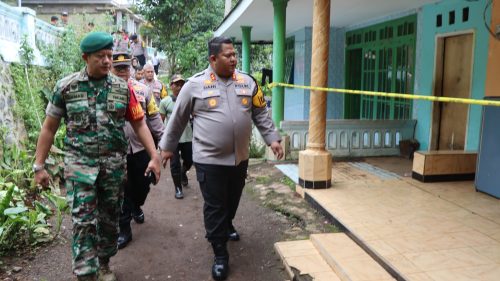 Polres Pasuruan Salurkan Bantuan untuk Korban Pergeseran Tanah di Desa Cowek