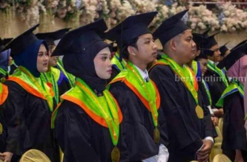 Unesa Wisuda 1,458  Mahasiswa Siap Hadapi Dunia Kerja