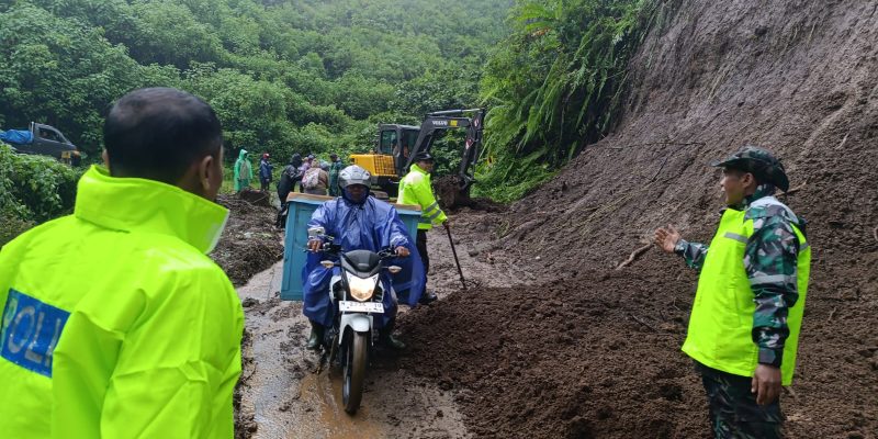 Polres Malang Terjunkan Tim Tanggap Bencana Tangani Longsor di Jalur Wisata Bromo