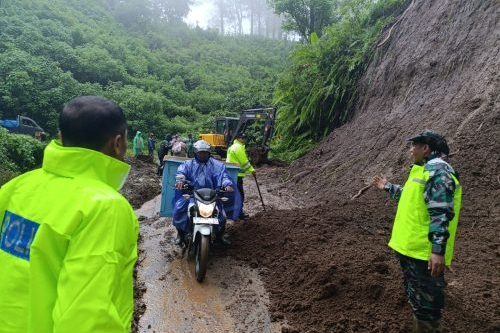 Polres Malang Terjunkan Tim Tanggap Bencana Tangani Longsor di Jalur Wisata Bromo