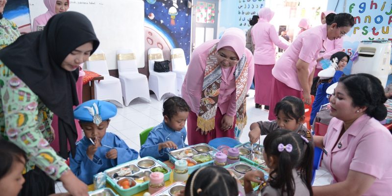 Ketua YKB Jatim Salurkan Makan Bergizi Gratis di Situbondo dan Bondowoso