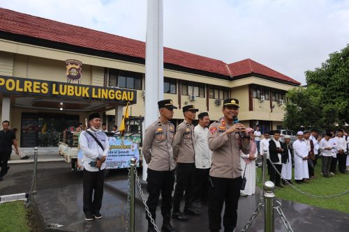Kapolres Lubuklinggau Yang di Wakili Oleh Kabag Ops AKP Irawan Sidik Melepas Pawai Pelajar Dalam Rangka Menyambut Datangnya Bulan Suci Ramadhan 1446 H