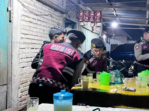 Sita Ratusan Liter Tuak, Satuan Samapta Polres Musi Rawas Grebek Warung Tuak dan Amankan Pemilik Warung