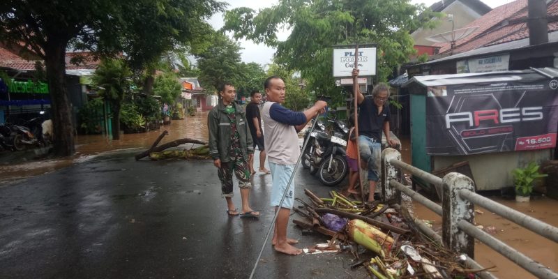 Cegah Banjir, Babinsa Ajak Warga Bersihkan Saluran Sungai