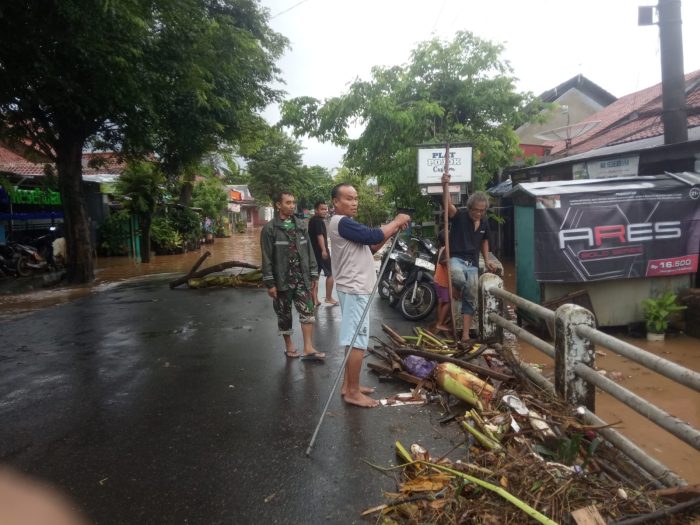 Cegah Banjir, Babinsa Ajak Warga Bersihkan Saluran Sungai