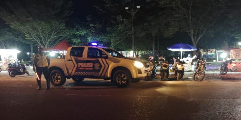 Anggota Satlantas Polresta Palangka Raya Pantau Arus Lalu Lintas di Taman Pasuk Kameloh