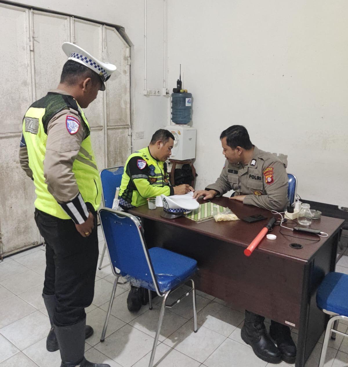 Anggota Satlantas Polresta Palangka Raya Pastikan Kondusivitas di Kantor Bawaslu