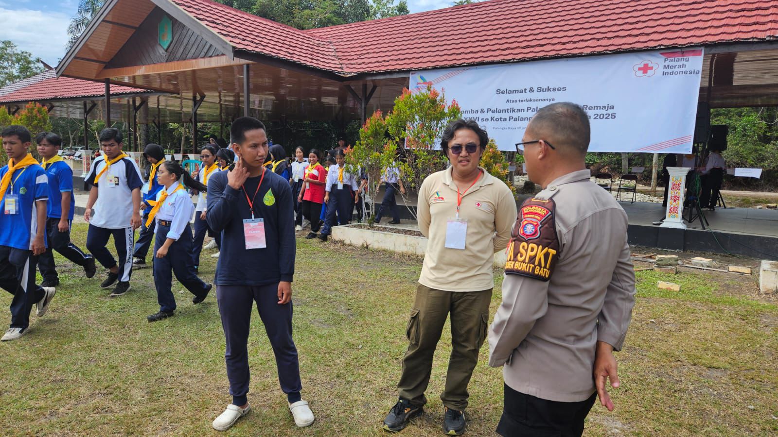 SPKT Polsek Bukit Batu Pantau Pelaksanaan Lomba dan Pelantikan PMR di Tumbang Tahai