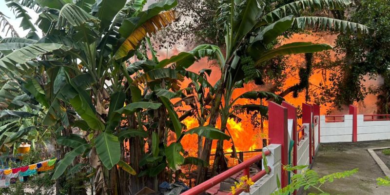 Satsamapta Polresta Palangka Raya Hadir Tangani Kebakaran di Area Taman Tugu Ir. Soekarno 