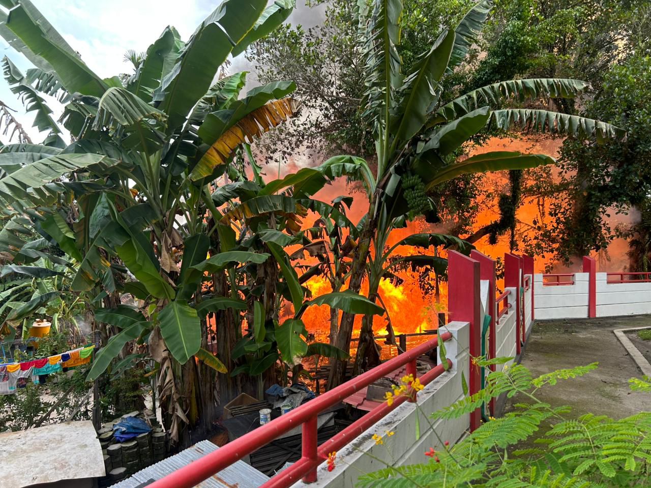 Satsamapta Polresta Palangka Raya Hadir Tangani Kebakaran di Area Taman Tugu Ir. Soekarno 