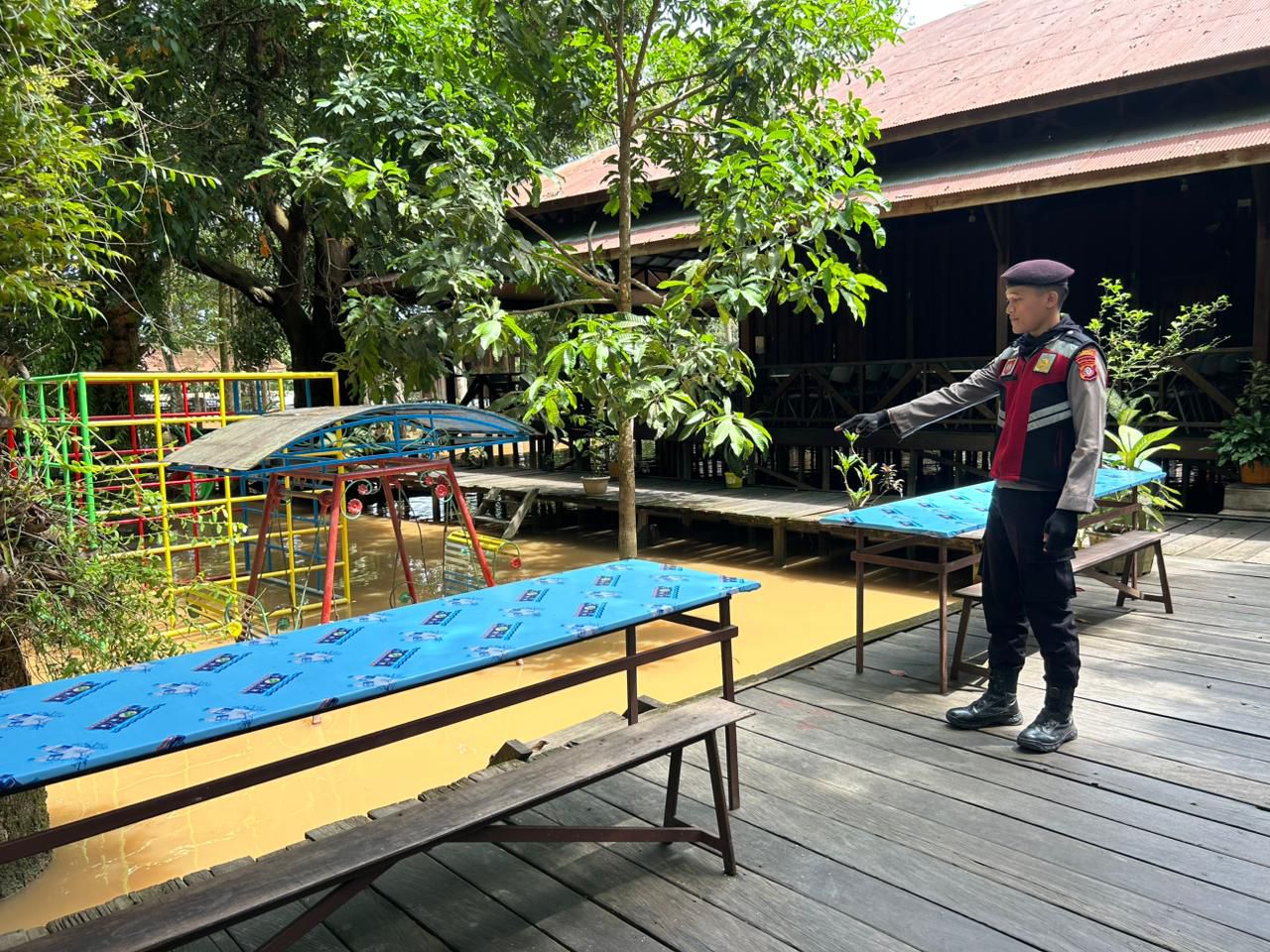 Anggota Satsamapta Polresta Palangka Raya Ajak Warga Jaga Kondusifitas di Objek Wisata Kum-Kum