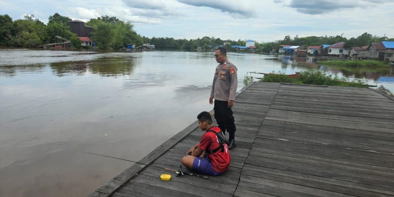 Sambil Cek Debit Air di Pangkalima Jaya, Polsek Bukit Batu Sharing Kamtibmas dengan Pemancing