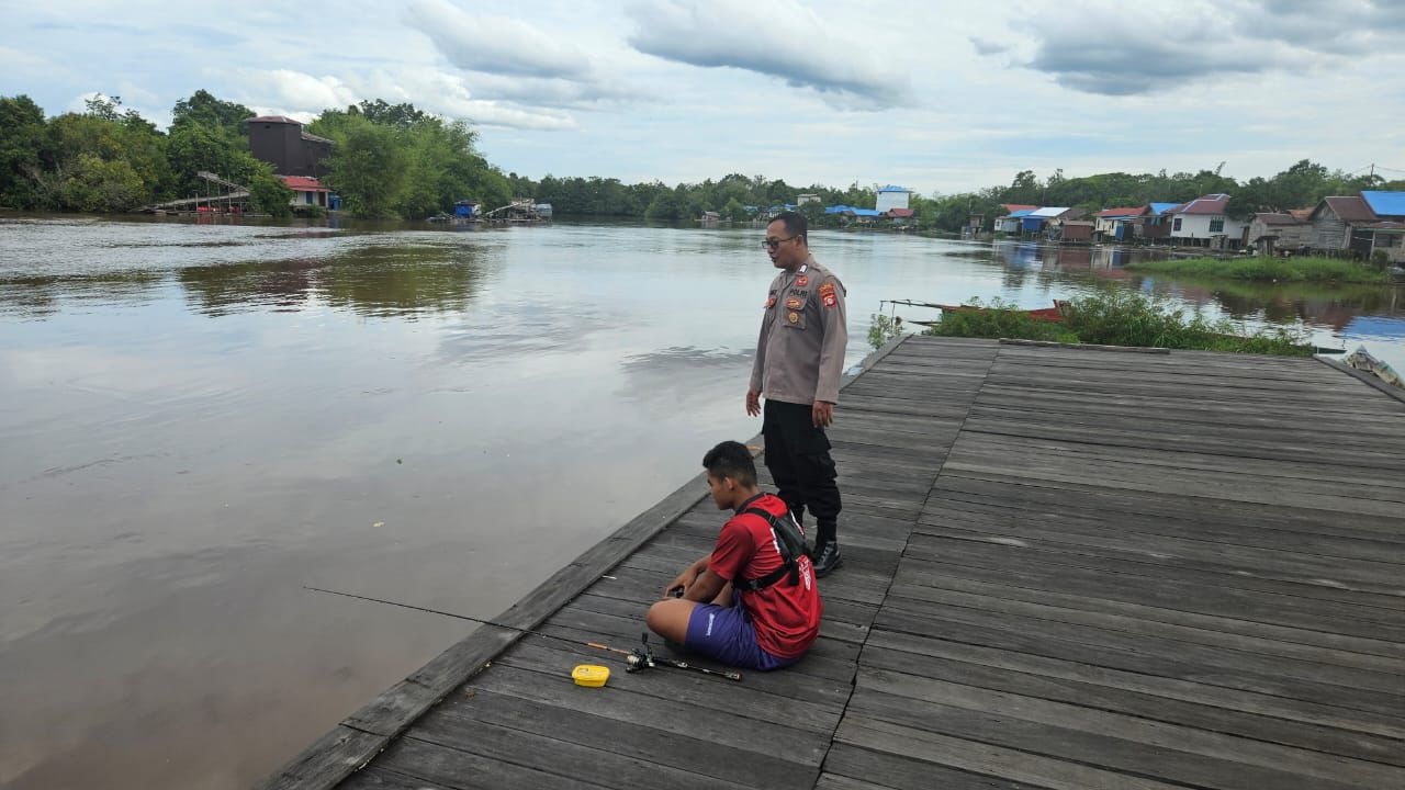 Sambil Cek Debit Air di Pangkalima Jaya, Polsek Bukit Batu Sharing Kamtibmas dengan Pemancing