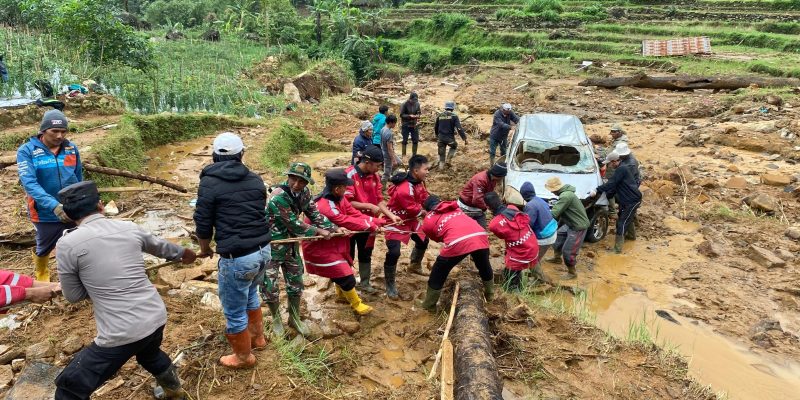 Personil Gabungan TNI-Polri Bantu Evakuasi Mobil Warga Yang Terdampak Longsor di Petungkriyono