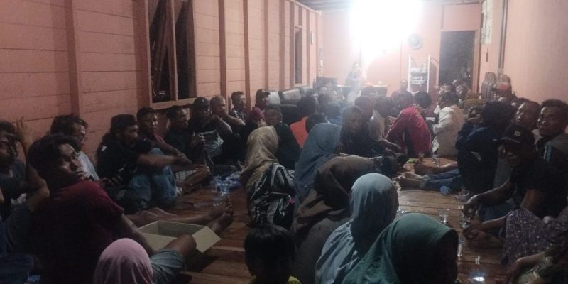 Polsek Sabangau Berikan Rasa Aman Saat Rapat Warga Terkait Penjualan Buah Naga Satu Pintu