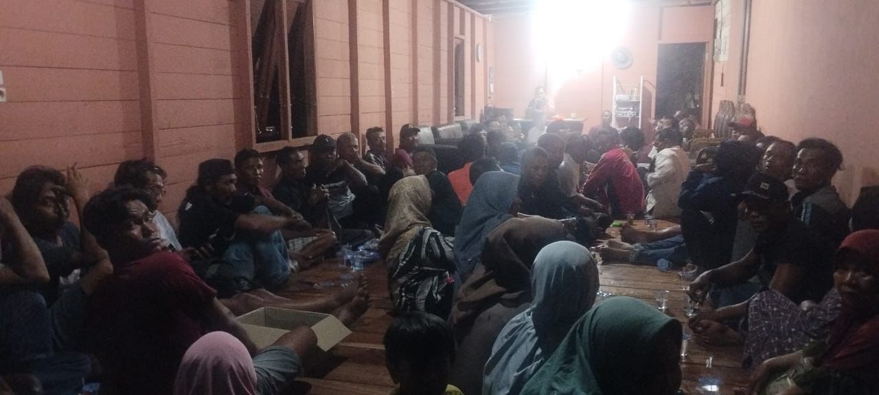 Polsek Sabangau Berikan Rasa Aman Saat Rapat Warga Terkait Penjualan Buah Naga Satu Pintu