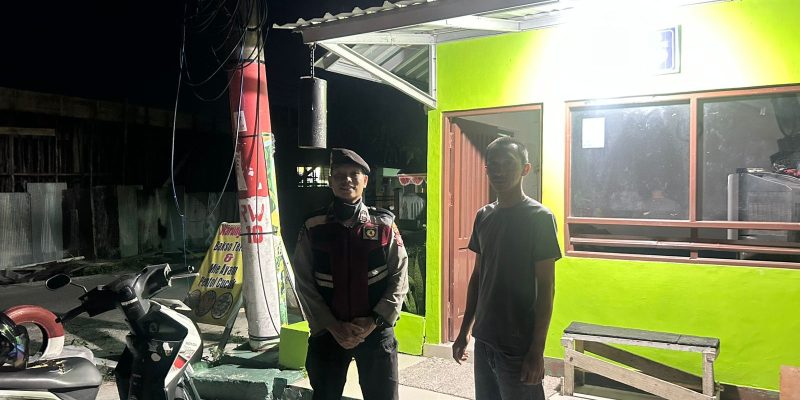 Anggota Satsamapta Polresta Palangka Raya Datangi Pos Kamling Jalan Bangas Permai