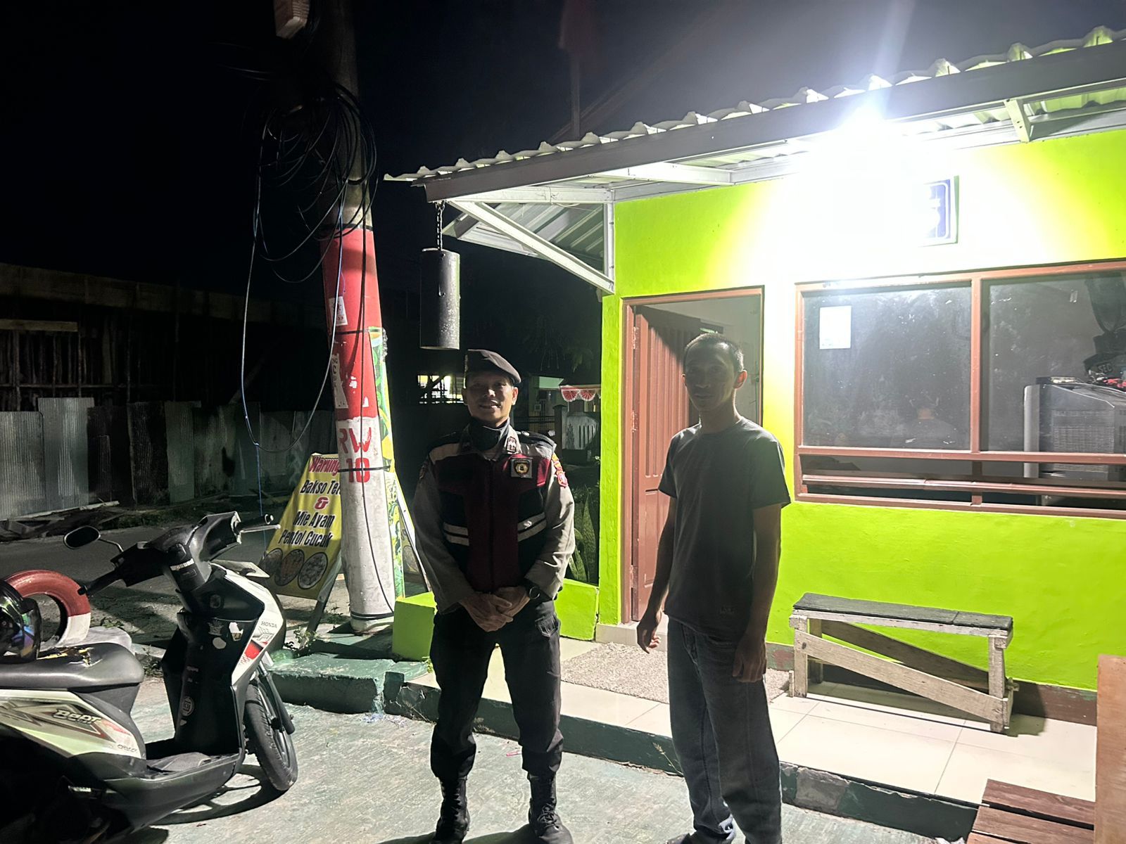 Anggota Satsamapta Polresta Palangka Raya Datangi Pos Kamling Jalan Bangas Permai