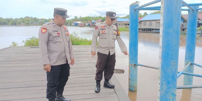 Personel Polsek Bukit Batu Tinjau Debit Air di Pelabuhan Pangkalima Jaya