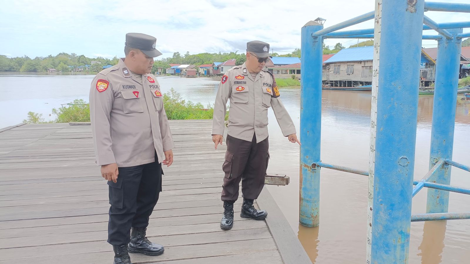 Personel Polsek Bukit Batu Tinjau Debit Air di Pelabuhan Pangkalima Jaya