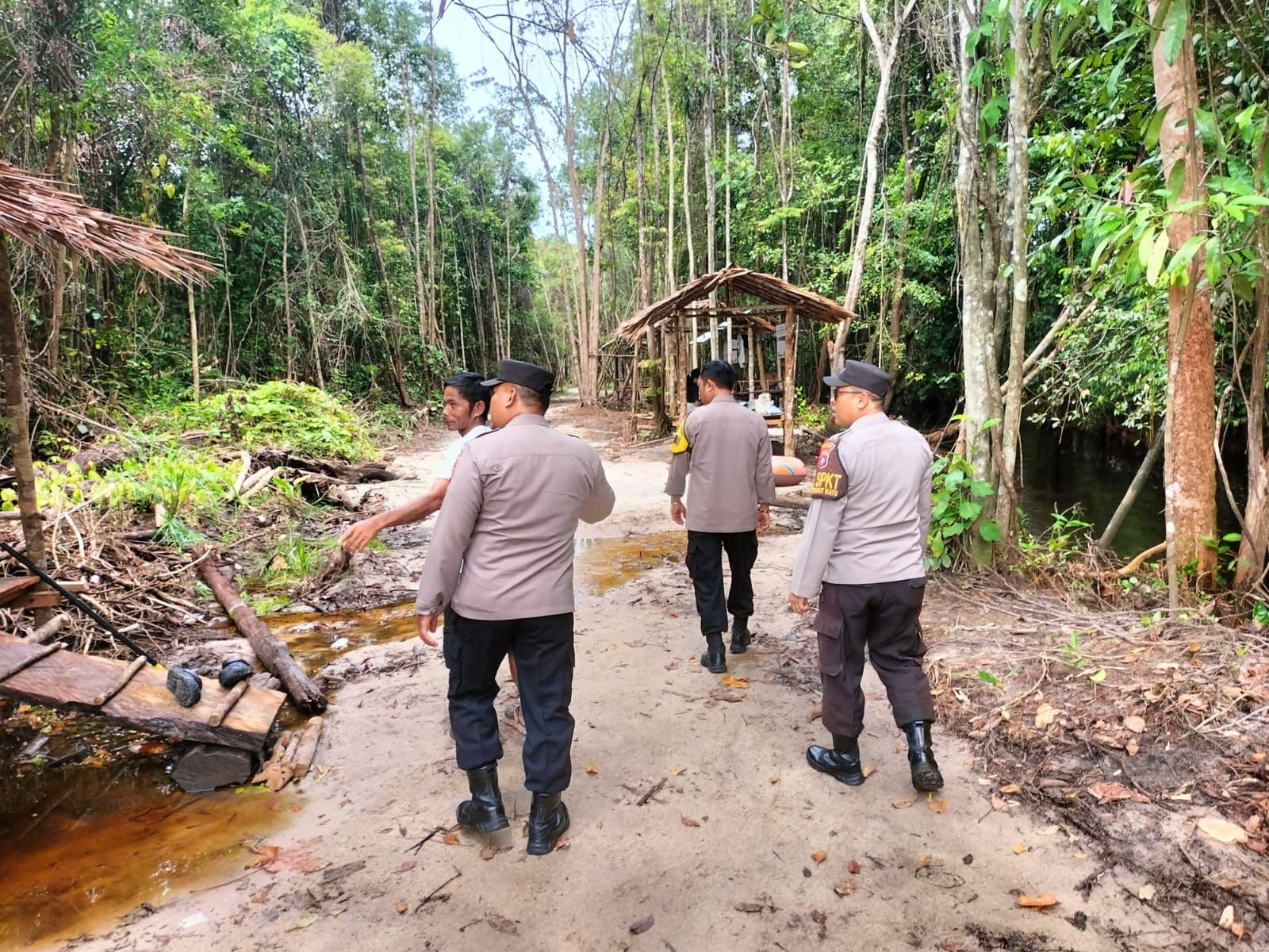 Polsek Bukit Batu Patroli Jalan Kaki di Objek Wisata Lewu Rawan Bahalap