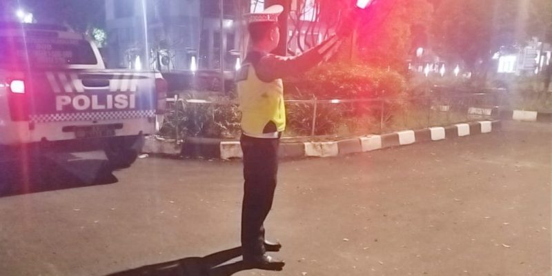 Anggota Satlantas Polresta Tinjau Arus Lalu Lintas untuk Cegah Kejahatan Jalanan di Kota Palangka Raya