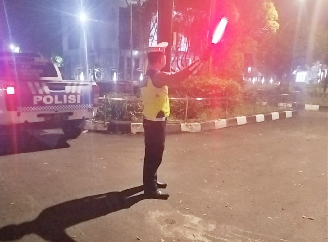 Anggota Satlantas Polresta Tinjau Arus Lalu Lintas untuk Cegah Kejahatan Jalanan di Kota Palangka Raya