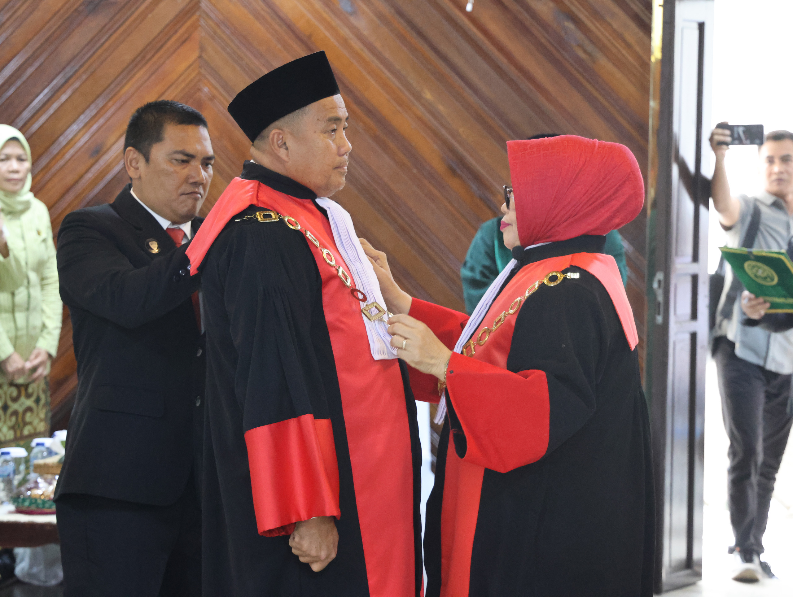 Perkuat Sinergitas, Wakapolda Kalteng Hadiri Pelantikan Wakil Ketua Pengadilan Tinggi Kalteng