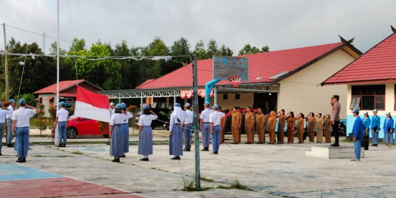 Jadi Inspektur Upacara Bendera, Wakapolsek Timpah sampaikan pesan kepada Siswa SMAN 1 Timpah