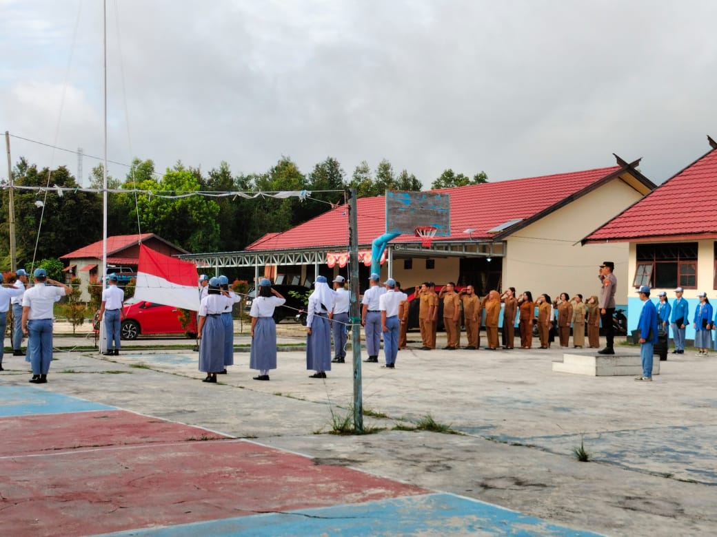 Jadi Inspektur Upacara Bendera, Wakapolsek Timpah sampaikan pesan kepada Siswa SMAN 1 Timpah