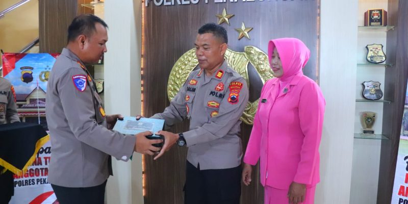 Pelepasan Purna Tugas Anggota, Kapolres Pekalongan : Kita Bisa Contoh Dedikasi AKP Calim