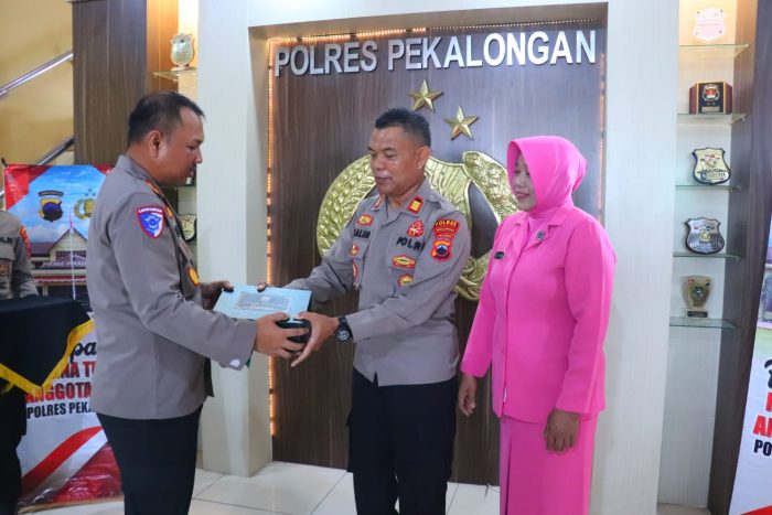 Pelepasan Purna Tugas Anggota, Kapolres Pekalongan : Kita Bisa Contoh Dedikasi AKP Calim
