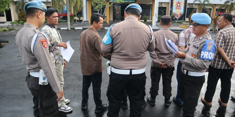 Persiapkan Apel Pagi, Sipropam Polresta Palangka Raya Cek Absensi Personel Tiap Satfung