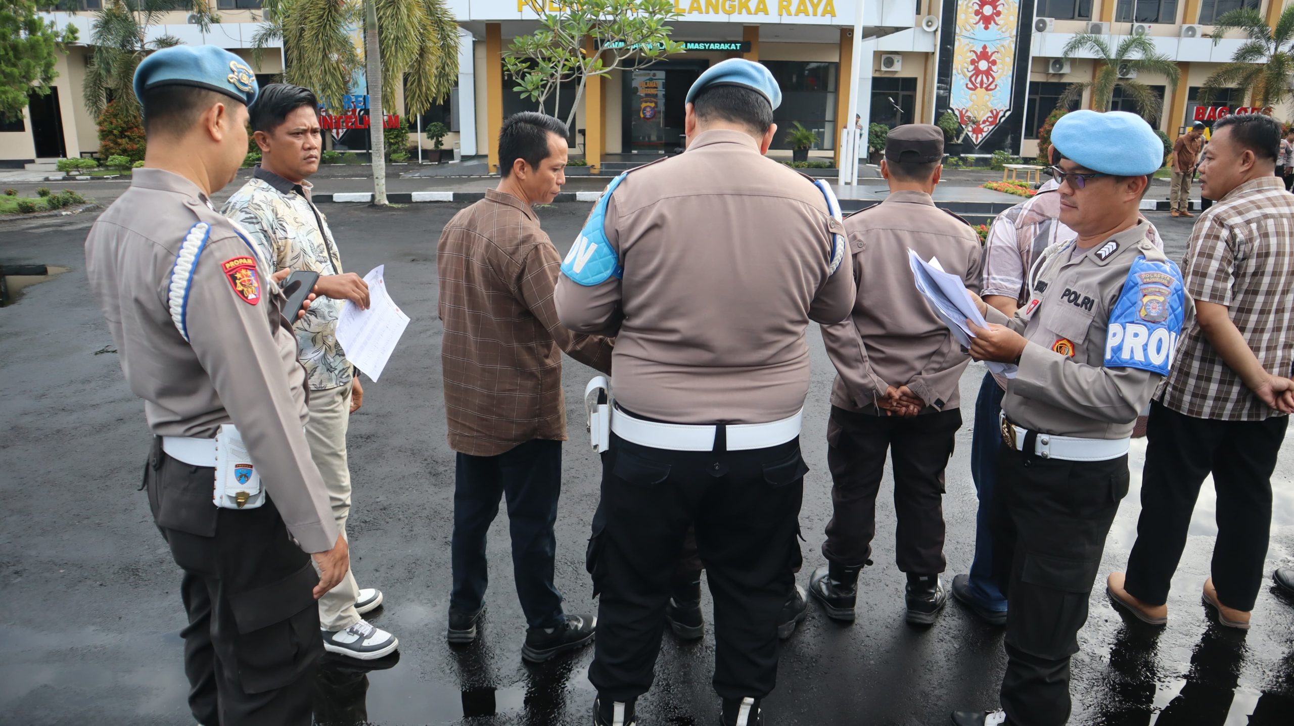 Persiapkan Apel Pagi, Sipropam Polresta Palangka Raya Cek Absensi Personel Tiap Satfung