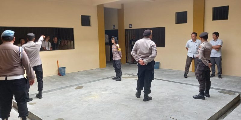 Anggota Sattahti Polresta Palangka Raya Periksa Data dan Kondisi Para Tahanan